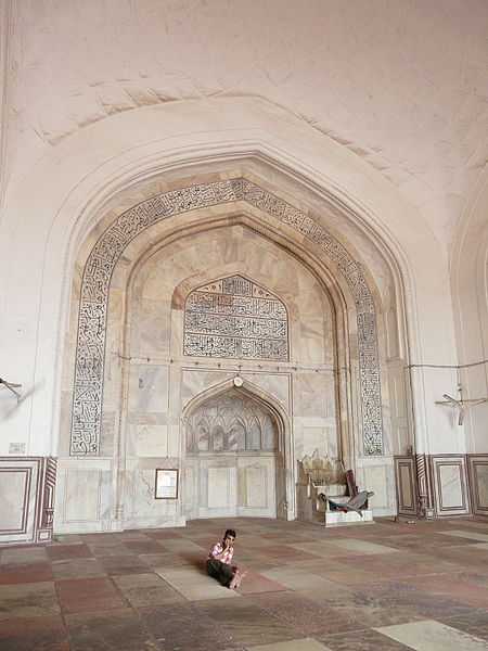 File:Mehrab, Agra Jama Masjid (9960545153).jpg