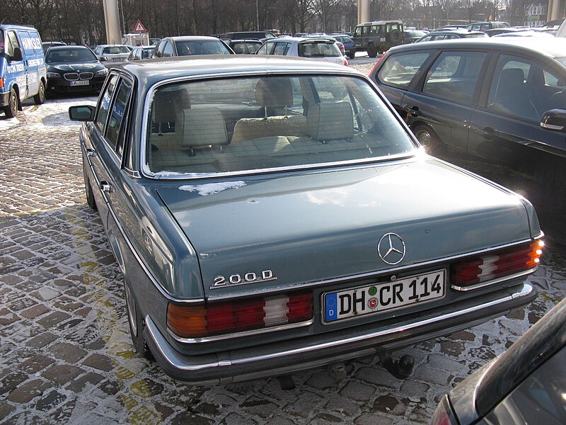 File:Mercedes-Benz 200 D (6889248777).jpg