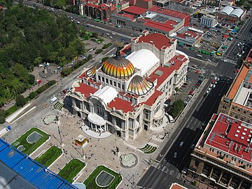 Güzel Sanatlar Sarayı'nın Torre Latinoamericana'dan görünümü (Eylül 2006)