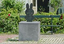Miffy en una plaza pública.