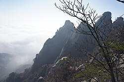 A Tobongszan (Dobongsan) csúcsai: Szoninbong (Seoninbong) (708 m), Mandzsangbong (Manjangbong) (718 m), Csaunbong (Jaunbong) (739,5 m) és Sinszonde (Shinseondae) (730 m)