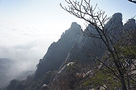 Dobongsan Dağı, Seoninbong (708m), Manjangbong (718m), Jaunbong (740m) ve Shinseondae (730m) zirveleri.