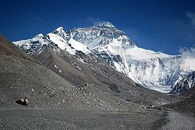 La vallée de Rongbuk et le glacier du Rongbuk devant l'Everest.