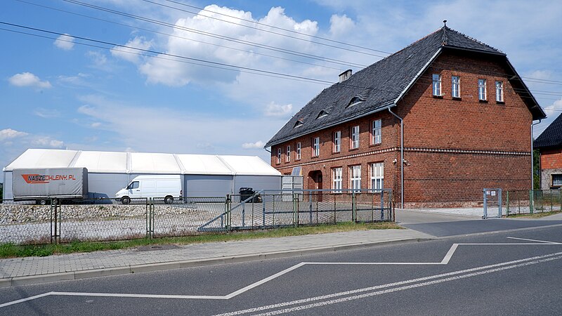 File:Nędza, stara szkoła (1911) - siedziba firmy Askol NaszeOkleiny.jpg