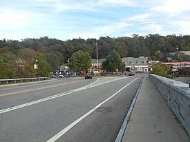 NY 120 sobre la línea Metro-North Harlem acercándose a la estrella en el centro de Chappaqua