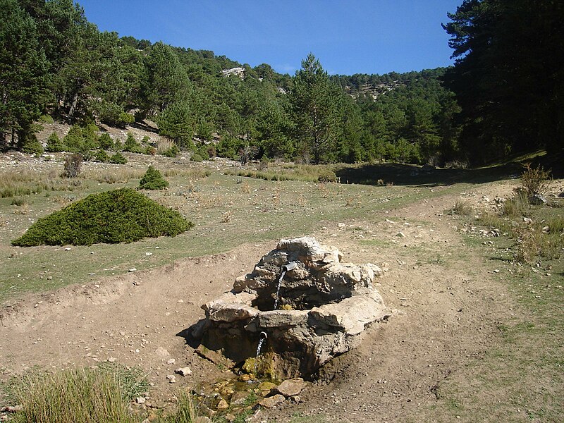 File:Nacimiento del rio Guadalaviar.JPG