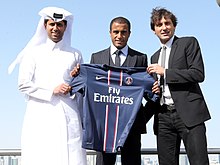 Lucas présenté à Doha en compagnie de Leonardo et de Nasser Al-Khelaïfi.