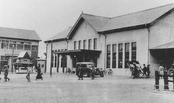 The station forecourt (1928)