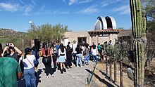 Visitantes frente al edificio del Observatorio Astronómico observando el eclipse solar de octubre de 2023.