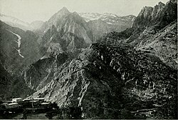 "Oramar. Katse pohjoiseen rotkon yli kohti Supa Durigin kallioita Jilun ja Bazin välillä"
