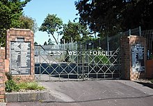 Auckland Sekolah Memorial Perang Gates.jpg