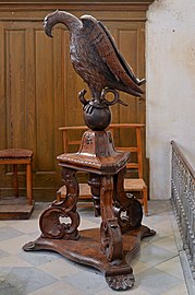 Aigle-lutrin dans l'église Sainte-Hélène d’Orval (Manche)