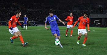 Oscar surrounded by Monterrey players.jpg