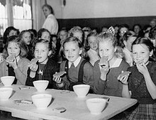 Oslo breakfast at a primary school in Oslo in 1952 Oslofrokost1952.jpg