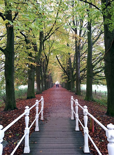 File:Oud-Valkenburg, Drie Beeldjes-02.jpg