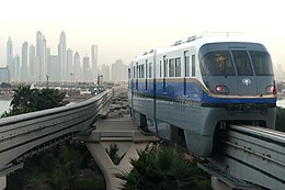 Palm Jumeirah monoral al anochecer en Dubai Emiratos Árabes Unidos.jpg