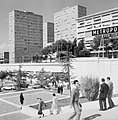 Fotografia di Paolo Monti del 1967 che ritrae l'esterno della stazione e le Torri Ligini