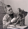Italian sculptor Angelo Ferreri at work in his studio. Photo by Paolo Monti, 1975 (Fondo Paolo Monti, BEIC).