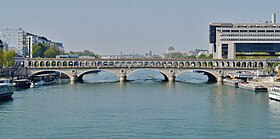 De brug gezien vanaf stroomopwaarts.