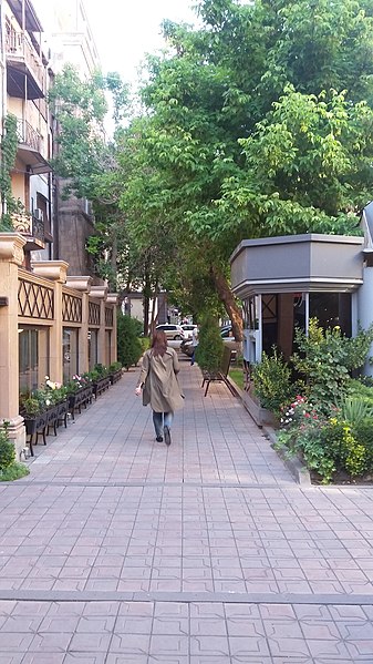 File:Parpetsi street, Yerevan 32.jpg