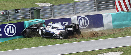 L'accident de Pastor Maldonado lors des essais libres du Grand Prix de Malaisie 2011.