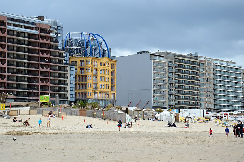 File:Petit Rouge on the Zeedijk, Blankenberge, 2019.jpg