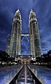 De hele gevel van de Petronas Twin Towers is opgebouwd als een vliesgevel.