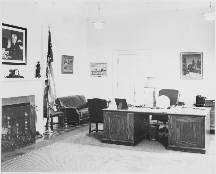 File:Photograph of an office in the White House - NARA - 199448.tif