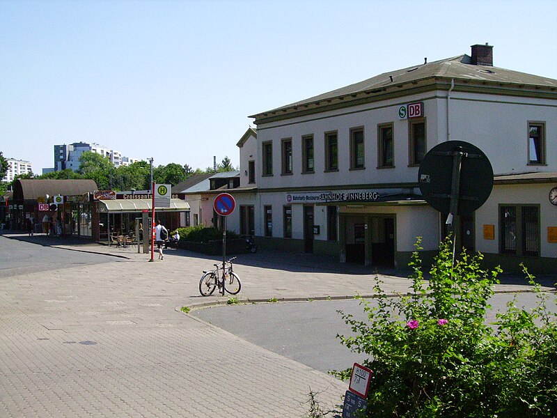 File:Pinneberg railway station 1.jpg