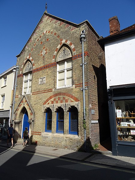 File:Pipe Passage - Lewes Freemasons' Hall 148 High Street Lewes BN7 1XT.jpg