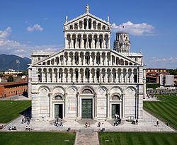 Pisa - Cattedrale da Battistero 02.jpg