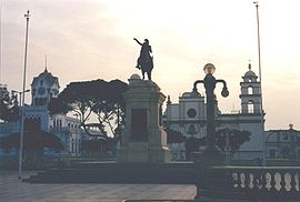 Plaza de Armas, der Hauptplatz von Pisco im Jahr 2001. Im Hintergrund die 2007 zerstörte Kirche St. Clement.