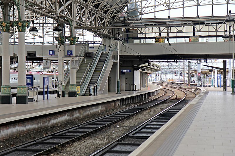 File:Platforms 9 and 10, Manchester Piccadilly railway station (geograph 4020249).jpg