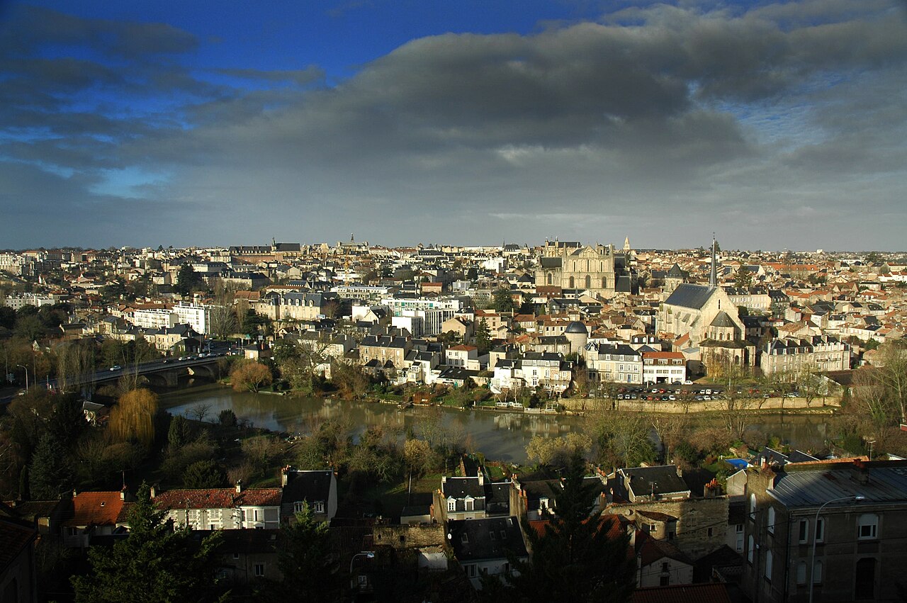 Vienne (département) 1280px-Poitiers_centre_ville