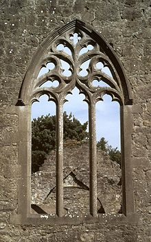 The east window with intricate tracery Portumna Priory East Window 2003 09 04.jpg