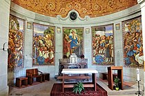 Posieux – Chapelle votive du Sacré-Cœur de Jésus (Alphonse Andrey, 1911–1924): Innenansicht, mittlere Apsis mit Fresken (Oscar Cattani, 1923-1929-1931) und Altar – Détail
