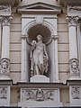 Praha - Vinohrady, Římská 16 - socha na fasádě