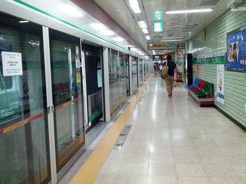 File:Q490460 Sinseol-dong A02.jpg