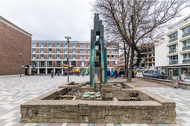 File:Rathausbrunnen, Theo-Burauen-Platz, Köln-1358.jpg