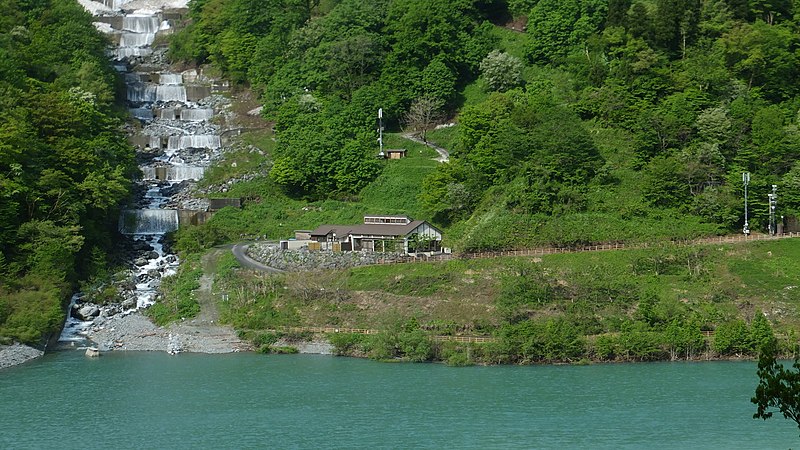 File:Remote view of Tochinoyu of Unazuki-Onsenkyō.jpg