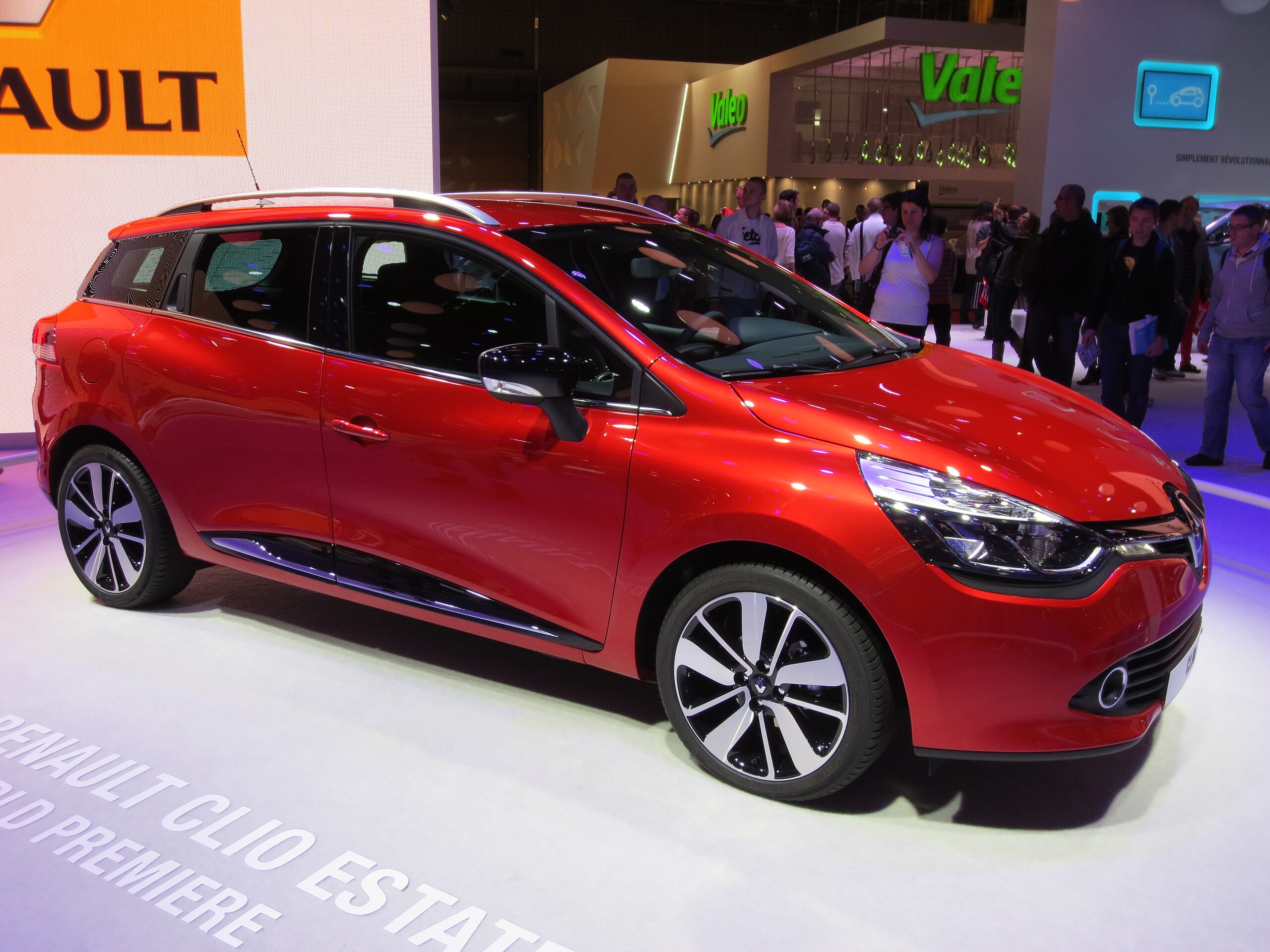 Renault Clio IV official pictures