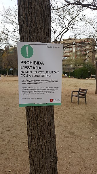 File:Restricció ús parc Clot Barcelona COVID-19.jpg