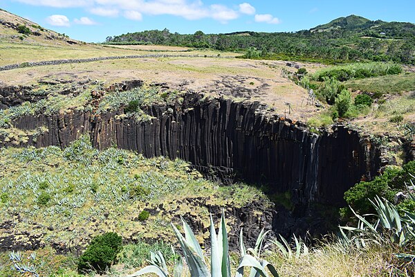 Ribeira do Maloás, 15 to 20 m (49 to 66 ft) tall basalt columns forming a waterfall