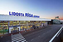 El centro de la aerolínea, Aeropuerto Internacional de Riga, también alberga las oficinas centrales corporativas.