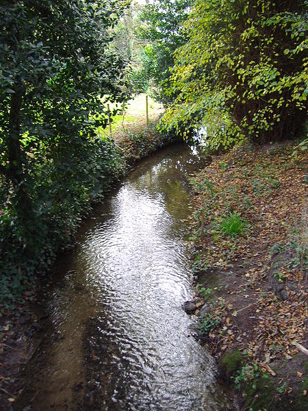 File:River Mun at the crossing in the village of Mundesley.JPG