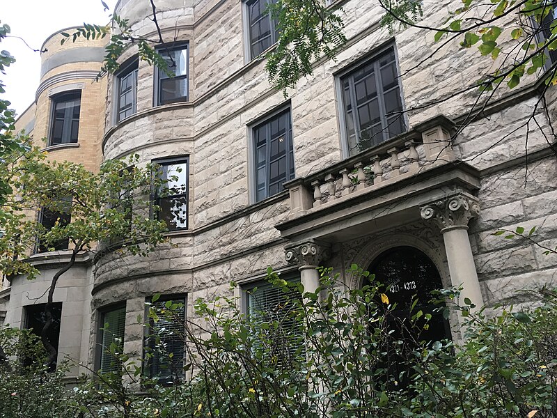 File:Round window bays of brick and stone (38071296872).jpg