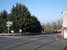 Photographie de la route départementale 171, déserte, en direction de Châtelus