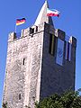 Turm der Rudelsburg mit Flaggen