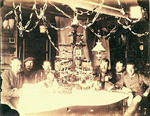 Weihnachten 1882 in der Station der Deutschen Polar-Kommission in Süd-Georgien, Schrader, Vogel, von den Steinen, Mechaniker Zschau, Ingenieur Mosthaff, Will, Clauss (v. li. n. re.)