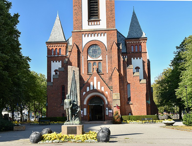 File:Sadefjord kirke inngangspartiet og monument over falne sjømenn i første verdenskrig.jpg